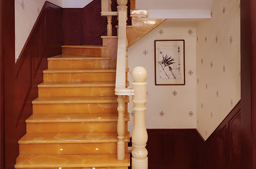 封丘中式别墅室内汉白玉石楼梯的定制安装装饰效果